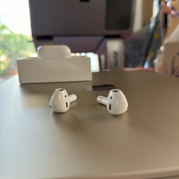 AirPods 1 with charging case (adult owned) - Picture 9 of 12